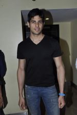 Siddharth Malhotra at Student of the year promotions in PVR and Cinemax, Mumbai on 20th Oct 2012 (55).JPG